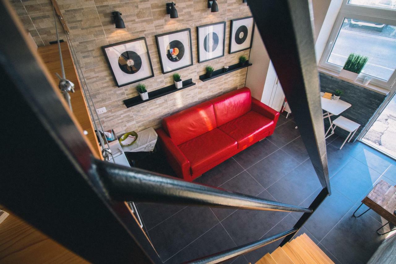 Studio 11 *